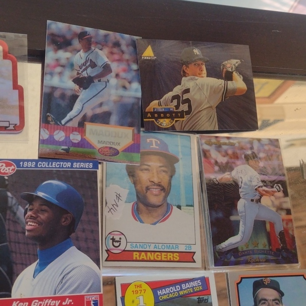 Assorted Baseball Trading Cards Collection - Picture 4 of 7